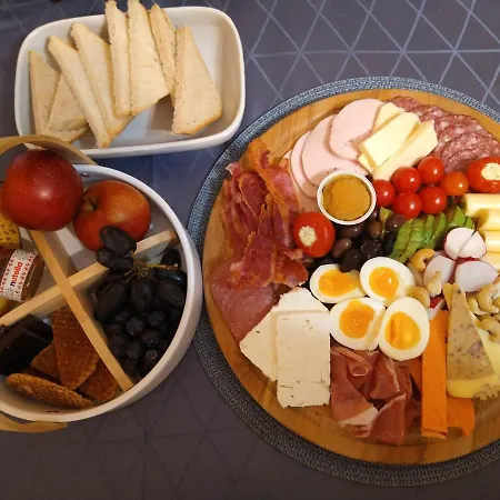 Cheerful 2 Bedroom And Lounge Town House With Free Parking *