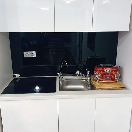 Cheerful 2 Bedroom And Lounge Town House With Free Parking Bucharest
