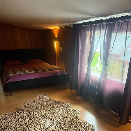 Villa Cheerful 2 Bedroom And Lounge Town House With Free Parking *
