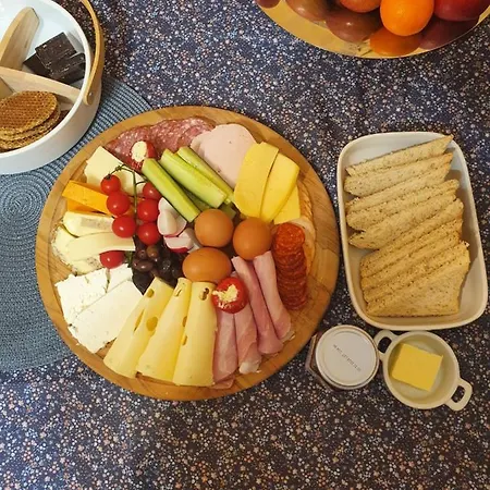 Villa Cheerful 2 Bedroom And Lounge Town House With Free Parking