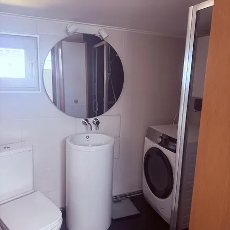 Cheerful 2 Bedroom And Lounge Town House With Free Parking Villa Bukarest