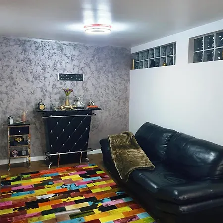 Cheerful 2 Bedroom And Lounge Town House With Free Parking Βουκουρέστι