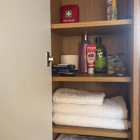 Cheerful 2 Bedroom And Lounge Town House With Free Parking 别墅 *