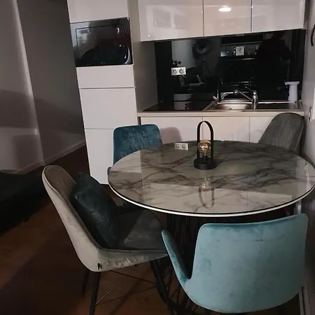 Cheerful 2 Bedroom And Lounge Town House With Free Parking