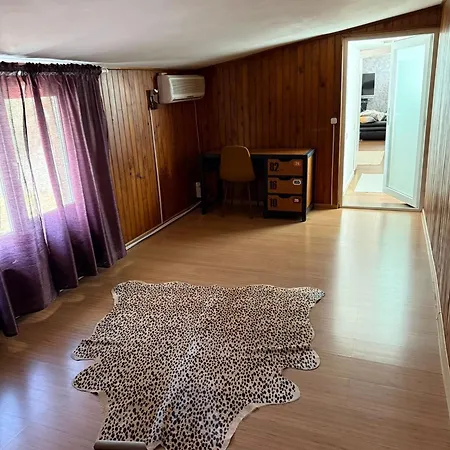 Cheerful 2 Bedroom And Lounge Town House With Free Parking *