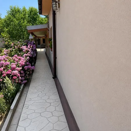 Cheerful 2 Bedroom And Lounge Town House With Free Parking Bucharest
