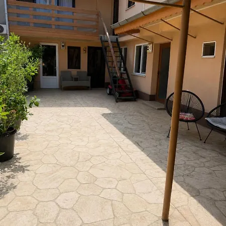 Cheerful 2 Bedroom And Lounge Town House With Free Parking Bucureşti