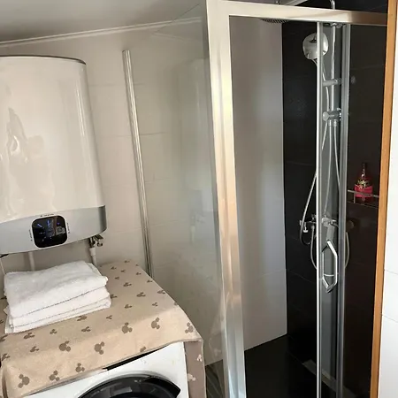 Cheerful 2 Bedroom And Lounge Town House With Free Parking Vilă Bucureşti