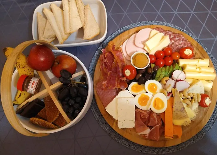 Cheerful 2 Bedroom And Lounge Town House With Free Parking *