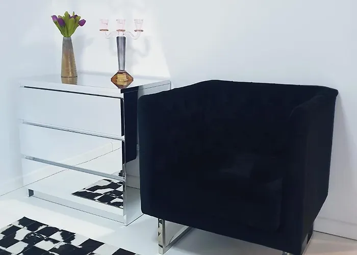 Villa Cheerful 2 Bedroom And Lounge Town House With Free Parking *