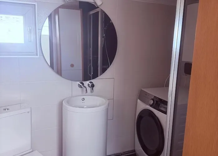 Cheerful 2 Bedroom And Lounge Town House With Free Parking Villa Bukarest