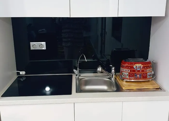 Cheerful 2 Bedroom And Lounge Town House With Free Parking Bukarest