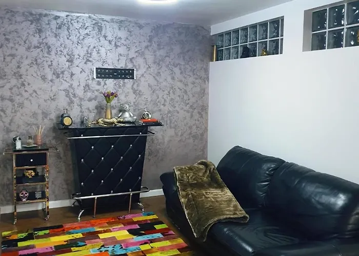 Cheerful 2 Bedroom And Lounge Town House With Free Parking Bucarest