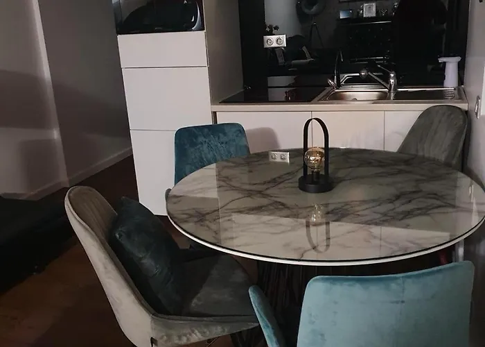 Cheerful 2 Bedroom And Lounge Town House With Free Parking