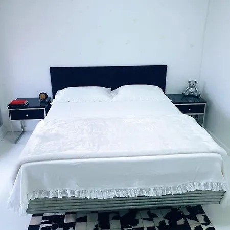 Cheerful 2 Bedroom And Lounge Town House With Free Parking *