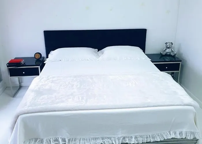 Cheerful 2 Bedroom And Lounge Town House With Free Parking *