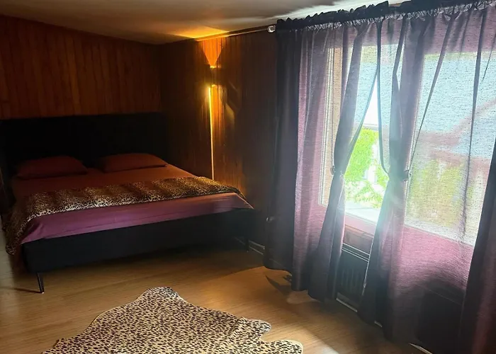 Vilă Cheerful 2 Bedroom And Lounge Town House With Free Parking *